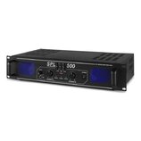 Černý rackový zesilovač s modře podsvícenými mřížkami po stranách. Na předním panelu jsou nápisy SPL EQ-SERIES 500 a SPL SERIES AMPLIFIER. Zařízení m…