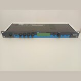 Černý rackový procesor s modrým předním panelem a LCD displejem. Na panelu je nápis MPX 500 24-Bit Dual Channel Processor a vpravo logo lexicon. Zaří…
