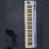 Stříbrný klávesový syntezátor s krémovými klávesami. V horní části je nápis E-MU a v pravém dolním rohu logo s textem bourdon. Přístroj obsahuje řadu…