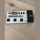 Stříbrný basový efektový procesor značky BOSS, model GT-1B BASS EFFECTS PROCESSOR. Zařízení má digitální displej, několik ovládacích knoflíků a čtyři…