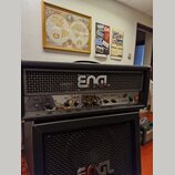 Kytarový kombozesilovač značky ENGL v černé barvě s mřížkou v přední části. Na ovládacím panelu jsou nápisy Input, Gain, Bass, Middle, Treble, Master…