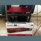 Na fotografii je USB audio rozhraní v rackovém provedení s červeným horním krytem a černým předním panelem. Na zařízení je vpravo nápis Focusrite a u…