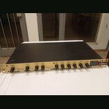 Zlatavý rackový procesor s černým horním krytem. Na levém okraku je nápis Track One a v pravém horním rohu logo spl. Přední panel obsahuje řadu otočn…