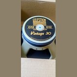 Fotografie znázorňuje zadní část reproduktoru v kartonové krabici. Na horním krytu je černý štít s nápisy CELESTION LOUDSPEAKERS, G12, Vintage 30 a C…