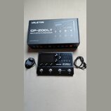 Černý multi-efektový procesor s nápisy VALETON GP-200LT MULTI-EFFECTS PROCESSOR. Zařízení má displej, několik ovládacích knofíků a čtyři spodní spína…