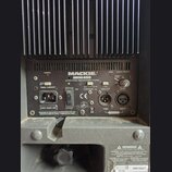Zadní panel černého aktivního reproduktoru značky MACKIE, model SRM450. Na panelu jsou nápisy ACTIVE SOUND REINFORCEMENT SYSTEM, DESIGNED BY MACKIE I…