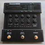 Černý procesor vokálních efektů s nápisem VOCALIST LIVE 3. Zařízení obsahuje několik otočných potenciometrů s popisky WARMTH, COMPRESSOR, LOW EQ, HIG…