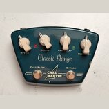 Tmavě modrý efekt pedál s nápisem Classic Flange. Na horní straně jsou čtyři bílé ovládací knoflíky s popisky SPEED, DEPTH, PRE-DELAY a FEEDBACK, dop…
