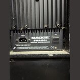 Detail zadní strany černého aktivního subwooferu. Na přístrojovém panelu je nápis MACKIE SWA1501 ACTIVE SUBWOOFER, napájecí konektor označený jako PO…