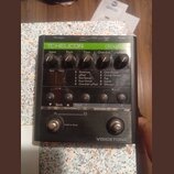 Černý vokální procesor značky TC-HELICON, model double z řady VOICETONE. Zařízení má pět ovládacích knoflíků s popisky Input, Pitch, Time, Overdub a…