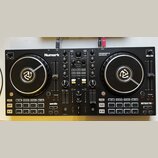 Černý DJ kontrolér značky Numark s nápisem PERFORMANCE DJ CONTROLLER a označením MIXTRAK PRO FX. Zařízení obsahuje dva velké jog-kola s bílým logem u…