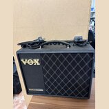 Černý kytarový kombo zesilovač s přední mřížkou v kosočtvercovém vzoru. Na předním panelu je nápis VOX a v levém dolním rohu označení Valvetronix. Ho…