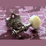 Kovový ladicí mechanismus s bílým, kulatým knoflíkem z plastu nebo kosti. Na kovové části je vyražen nápis GOTOH. Povrch kovu vykazuje známky oxidace…