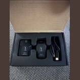 V kartonové krabici s pěnovým vložkem jsou dvě černé bezdrátové jednotky a černý USB kabel. Na levé jednotce je nápis JOYO, JW-07 RECEIVER a na pravé…