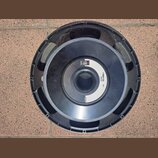 Černý reproduktor s plastovým krytem v podobě kroužku. Na horní části je logo B&C Speakers a nápis 18 SERIES. Na pravé straně je bílý text 15MB700, 1…