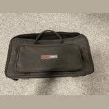 Černý textilní pouzdro s rukojetí a zipy. Na přední kapse je umístěno logo GATORCASES. Povrch materiálu vypadá čistě a bez viditelného opotřebení.