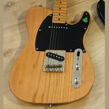 Elektrická kytara s tělem z přírodního světlého dřeva a černým pickguardem. Nástroj má jeden snímač u kobylky v chromovaném rámečku a dva ovládací kn…