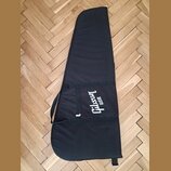 Černý poloměký obal na kytaru z textilního materiálu. Na přední straně je bílý nápis Gibson USA. Obal má zipovou kapsu a přenosný popruh.