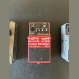 Červený kytarový pedál s nápisy Loop Station a RC-3. Na spodní části je výrazné logo BOSS v textuře povrchu. Zařízení obsahuje digitální displej, něk…