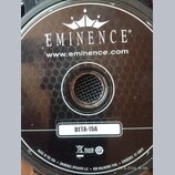 Fotografie zachycuje zadní část černého reproduktoru. Na povrchu je bílý nápis EMINENCE®, webová adresa www.eminence.com a označení modelu BETA-15A v…