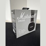 Kartonová krabice s bezdrátovými sluchátky. Na přední straně je bílý nápis Marshall, modelové označení MAJOR IV a text 80+ HOURS OF WIRELESS PLAYTIME…