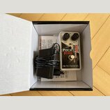 V bílé krabici se nachází efekt pedál s bílým povrchem a černými ovládacími knoflíky. Na pedálu je nápis PITCH FORK, logo electro-harmonix a označení…