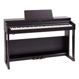 Digitální piano v černém dřevě s přívukem na noty. Na horní liště je umístěno logo Roland. Nástroj má bílé a černé klávesy, ovládací prvky nad nimi a…