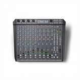 Šedý mixovací pult s černým rámem. V horní části je nápis Solid State Logic a model BiG SiX s doplňkem SUPER analogue superanalogue. Zařízení obsahuj…