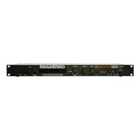 Černý rackový kytarový efektový procesor s nápisy ROCKTRON GUITAR RACK TECHNOLOGY a REPLIFEX. Na předním panelu je digitální displej, několik ovratov…