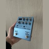 Modulární efekt pedál v modré barvě s kovovým povrchem. Na zařízení jsou nápisy BOSS, MODULATION a MD-200. Horní panel obsahuje několik ovládacích kn…