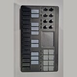 Černý kompaktní MIDI kontrolér značky KORG, model nanoKEY Studio. Obsahuje 25 kláves v několika řadách, šedé ovládací tlačítka a čtyři dvojice otočný…