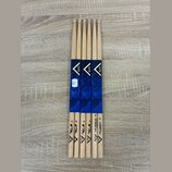 Pět párů dřevěných bubeneckých paliček v modrém papírovém obalu. Na obalu i na samotných paličkách je viditelné logo VATER a nápis LOS ANGELES - 5A.…
