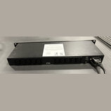Černý rackový rozvodič napájení s kovovým šasi. Na horní straně je bílý štítek s nápisy MODEL: FURMAN M-10LX E, AC POWER DISTRIBUTOR, MAX 15 AMPS a d…
