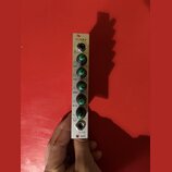 Úzký bílý přístroj s nápisem FILTER-5 v horní části a F-110 ladik v dolní části. Obsahuje dva jack konektory označené IN a OUT, čtyři zelené otočné o…