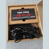 V kartonové krabici se nachází černý napájecí adaptér pro efekt pedály s nápisy VOODOO LAB, PEDAL POWER 4x4 a ISOLATED DC OUTPUTS. Na horní straně js…