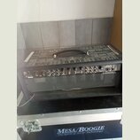Černý kytarový kombozesilovač s kovovou mřížkou reproduktoru. Na ovládacím panelu je vpravo nápis MESA/BOOGIE a nad ním MARK FIVE. Zařízení stojí na…