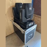 Dvě černé svítidla typu Beam umístěná na černém transportním kufru s hliníkovými hranami a kovovým kováním. Na horní části obou svítil i na jejich bo…