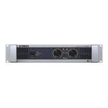 Stříbrné rackové zařízení s tmavě modrým předním panelem. V levém horním rohu je logo a nápis YAMAHA, v pravém horním rohu text POWER AMPLIFIER FA200…