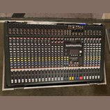 Černý mixovací pult v transportním kufru s hliníkovými hranami. Na pravé straně je bílý nápis „DYNACORD CMS 2200 COMPACT MIXING SYSTEM“. Zařízení obs…