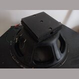 Černý reproduktor s robustním magnetem a čtvercovým horním krytem. Na spodním okrahu rámu jsou viditelné nápisy „052308“ a „C15L C0207“. Z reprodukto…