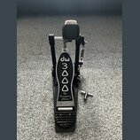 Černý basový pedál s kovovým šlapadlem. Na šlapadle je bílý nápis „dw 3000“ a pod ním text „The Drummer's Choice.®“. Povrch pedálu vykazuje mírné zná…