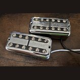 Dva chromované humbuckery s černými cívkami a viditelnými póly. Na kovových krytech je vyražen nápis ROSWELL a číslo 5157940. Z obou snímačů vedou el…