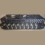 Fotografie zobrazuje dvě rackové jednotky umístěné nad sebou a několik kabelů. Horní zařízení je černý audio rozhraní s nápisem TASCAM US-1641 16x4 9…