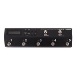 Černý efektový spínač s nápisem EFFECTS SWITCHING SYSTEM ES-5 a logem BOSS. Zařízení má pět stomečovacích spínačů označených čísly 1 až 5, displej a…
