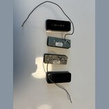 Čtyři elektrické kytarové snímače v řadě. Horní a spodní jsou černé s plastovým krytem, prostřední dva mají kovové kryty stříbrné barvy. Na kovových…