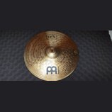 Zlatý kovový činel s výrazným žebrováním po celém povrchu. Na horní části je nápis HCS v rámečku a ve spodní části velké logo M s nápisem MEINL. Na p…
