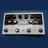 Bílý kytarový předzesilovač značky MOOER s označením PREAMP LIVE. Horní panel obsahuje šest černých otočných ovladačů s popisky VOL, BASS, MID, TREBL…