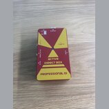 Červená kompaktní DI box s žlutými grafickými prvky. Na zařízení jsou nápisy „Ca dine“, „active DIRECT BOX“ a ve spodní části „PROFESSIONAL DI“. Jsou…