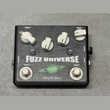 Černý efekt pedál s nápisy FUZZ UNIVERSE a Majik Box. Na horní straně jsou čtyři bílé ovládací knoflíky s popisky Thrust 2 a Thrust 1. V dolní části…