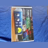 Fotografie znázorňuje krabici s produktem PreSonus TubePre V2. Na obalu je zobrazen modrý jednokanalový předzesilovač s ovládacími prvky Drive, Gain…